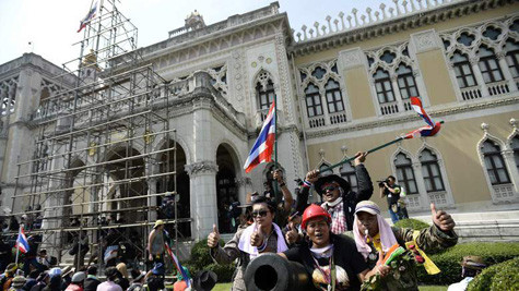 Người biểu tình tràn vào Phủ Thủ tướng Thái Lan hôm 3/12 (ảnh: News Sky)