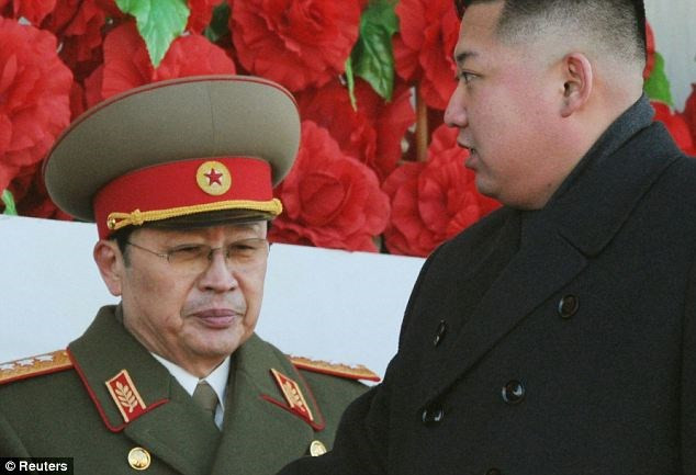 Nhà lãnh đạo Kim Jong-un và người chú dượng Jang Song-thaek.
