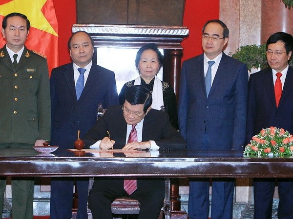 Chủ tịch nước Trương Tấn Sang Ký‎ Lệnh công bố Hiến pháp nước CHXHCN Việt Nam. Ảnh: TTXVN