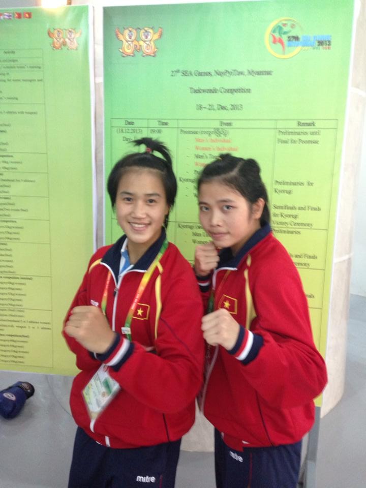 Nguyễn Thị Chinh (phải) và Nguyễn Thu Hoài, 2 VĐV tán thủ vừa giành thêm 2 HCV wushu (thethaovanhoa)