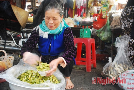  Bà Hoá muối mùng bán ở các chợ gần 4 năm nay.