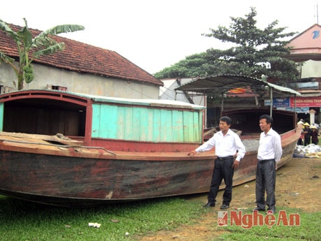 Công an huyện Anh Sơn và xã Vĩnh Sơn bắt giữ một chiếc thuyền khai thác trái phép.