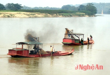 Hàng ngày, có khoảng 15 chiếc thuyền trọng tải lớn ngang nhiên khai thác cát, sỏi trái phép.