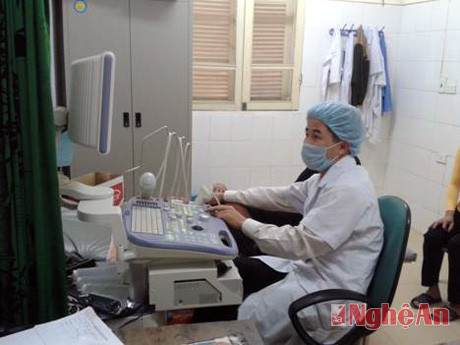 Bác sỹ Lê Ngọc Hồng đang thực hiện nhiệm vụ chuyên môn.