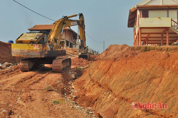 Làm đường giao thông nông thôn tại Khu tái định cư Huôi Siu – Huôi Lạn.