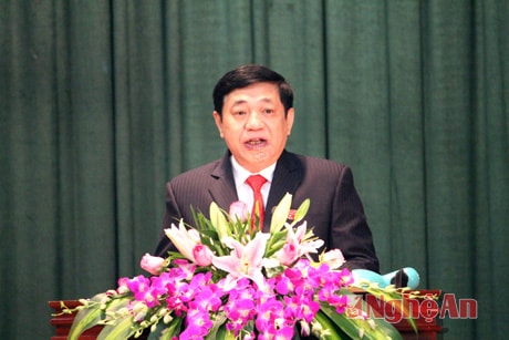 Đồng chí Nguyễn Xuân Đường - Phó Bí thư Tỉnh ủy, Chủ tịch UBND tỉnh trình bày báo cáo về tình hình kinh tế - xã hội