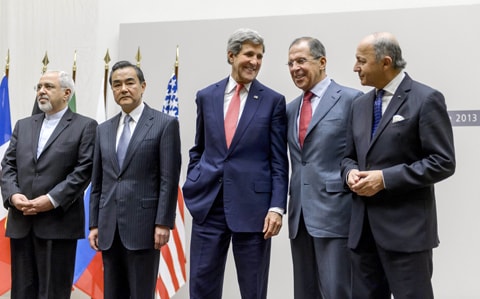 Ngoại trưởng Iran Mohammad Javad Zarif (trái) và các đại diện nhóm P5+1 tại trong lễ tuyên bố thỏa thuận Geneva ngày 24/11. Ảnh: AFP