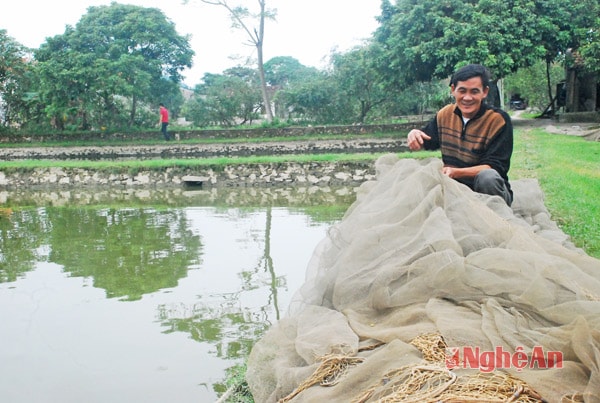 Anh Lễ chuẩn bị lưới bắt cá.