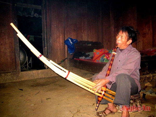 Ông Và Chơ Thái thổi khèn Mông.