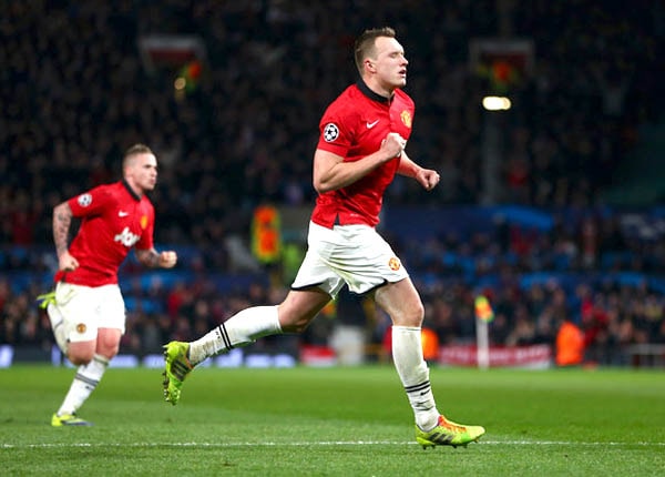 Phil Jones, áo giáp trên ngực Quỷ.jpg