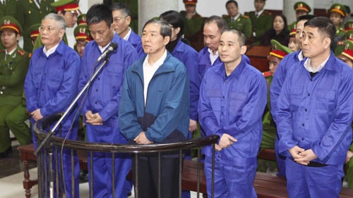 Bị cáo Dương Chí Dũng và các đồng phạm đứng trước vành móng ngựa.