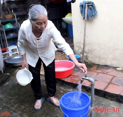 Bà Trần Thị Lương lo lắng nguồn nước sạch không đảm bảo