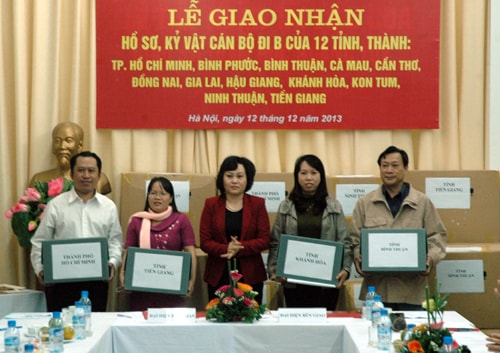 Bà Vũ Thị Minh Hương, Cục trưởng Cục Văn thư và Lưu trữ Nhà nước   trao hồ sơ, kỷ vật của cán bộ đi B cho đại diện các tỉnh, thành phố. (Ảnh: PC)