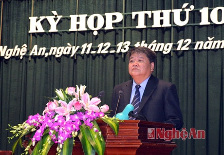 Ông Hoàng Trọng Kim, Giám đốc Sở xây dựng trả lời chất vấn.