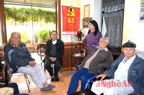 Người dân theo dõi phiên chất vấn