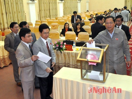 Bỏ phiếu bầu bổ sung Trưởng Ban VH - XH HĐND tỉnh.