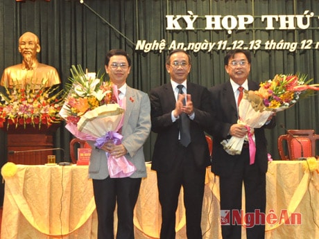 Đồng chí Trần Hồng Châu tặng hoa cho các đồng chí Nguyễn Xuân Sơn và đồng chí Trần Công Dương