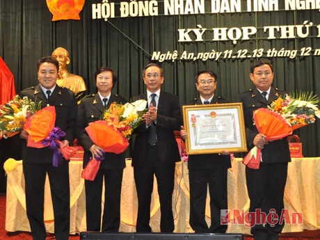 Trao Huân chương độc lập hạng nhì cho Thanh tra tỉnh.