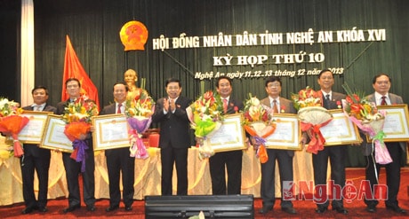 Trao Huân chương lao động hạng nhì và hạng ba cho 7 cá nhân có thành tích xuất sắc trong công tác xây dựng và bảo vệ Tổ quốc