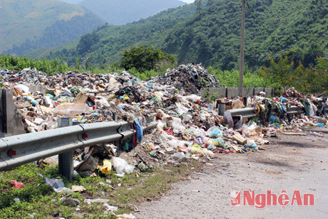 Rác thải tràn ngập ra cả QL7 (đoạn gần Thị trấn Mường Xén, huyện Kỳ Sơn)