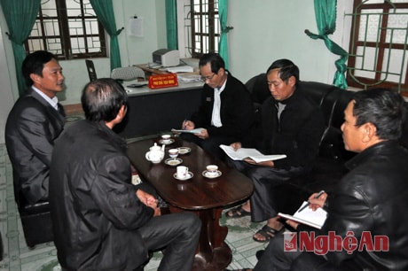 Cán bộ khối chính quyền xã Bắc Thành đang hội ý công việc.
