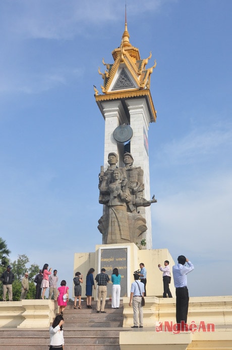 Tượng đài hữu nghị Việt Nam- Campuchia.