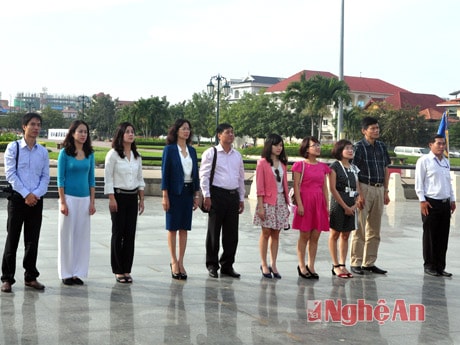 Dâng hương trước tượng đài hữu nghị.
