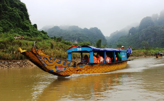  Du khách thưởng ngoạn vẻ đẹp Di sản thiên nhiên thế giới Phong Nha - Kẻ Bàng (Quảng Bình) trên dòng sông Son (Ảnh: HNV)