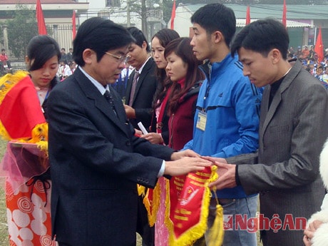 Ông Vi Văn Tiến, Trưởng Ban tổ chức giải trao thưởng cho các tập thể có thành tích cao trong quá trình thi đấu.