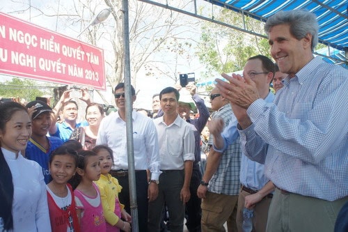 Ông Kerry hăm hỏi bà con địa phương