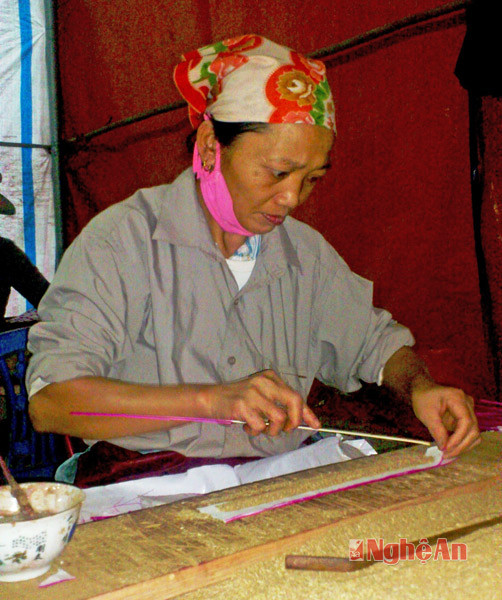 Chị Lang Thị Thu (48 tuổi), nhà ở bản Hủa Na. Chị Thu gắn bó với nghề làm hương đã được 8 năm. Công việc chủ yếu của chị là quấn hương. “Công việc không khó nhưng đòi hỏi tỉ mỉ và tập trung.”- Chị Thu cho biết.