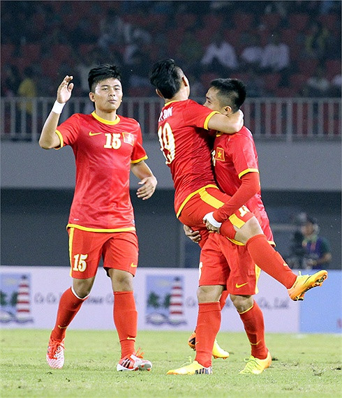 Trung vệ Mạnh Hùng ghi bàn mở tỉ số cho U23 Việt Nam
