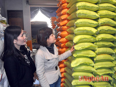 Chuẩn bị đủ gạo tẻ tại kho dự trữ Công ty Nông sản Xuất khẩu Nghệ An phục vụ trong dịp Tết.