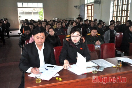 Các đại biểu tham gia hội nghị tiếp xúc cử tri.