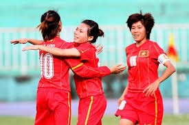 Cầu thủ Kim Hồng (giữa) tiếp tục góp công cho đội tuyển nữ  Việt Nam ở SEA Games 27.