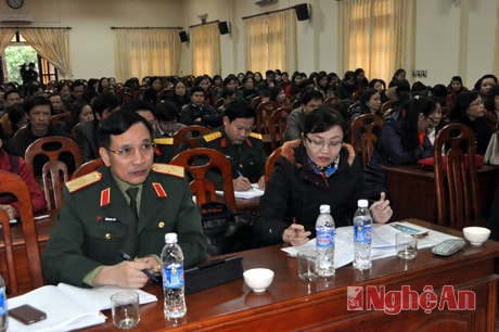 Các đại biểu tại cuộc tiếp xúc cử tri ngành GD-ĐT thành phố Vinh