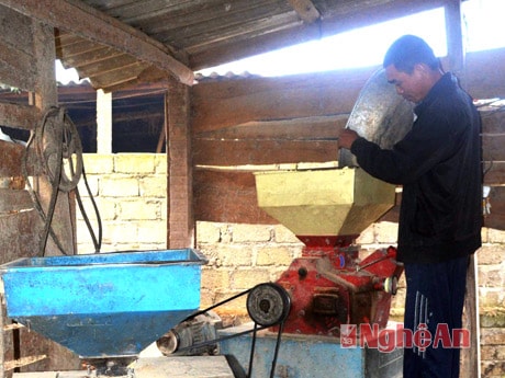 Anh Lô Doãn Xô ở bản Đồng Tâm kinh doanh dịch vụ xay xát.