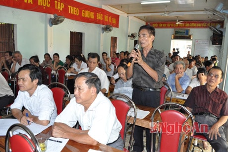 Cử tri phường Hòa Hiếu phát biểu góp ý kiến nghị với các đại biểu QH