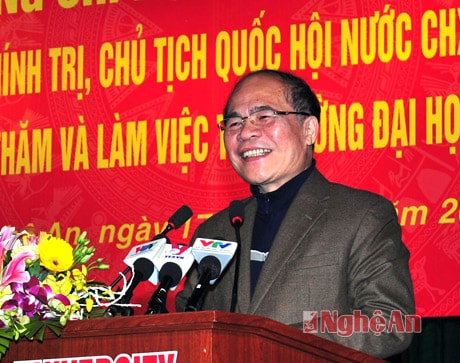 Đồng chí Nguyễn Sinh Hùng phát biểu tại buổi làm việc.