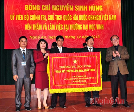 Chủ tịch Quốc hội tặng bức trướng.