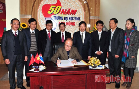 Chủ tịch Quốc hội ghi lưu bút tại phòng truyền thống của trường.