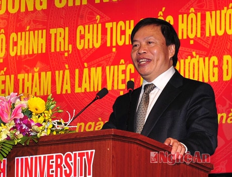 Phó giáo sư, tiến sỹ Đinh Xuân Khoa báo cáo với Chủ tịch Quốc hội.