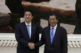 Thủ tướng Shinzo Abe và người đồng cấp Campuchia Hun Sen tại Phnom Penh.Ảnh: Reuters