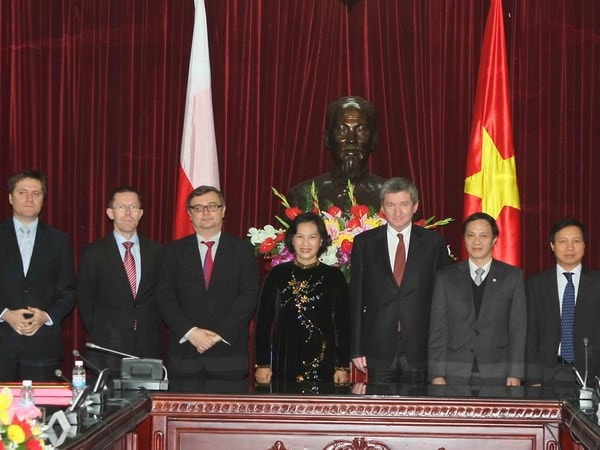 Phó Chủ tịch Quốc hội Nguyễn Thị Kim Ngân và Phó Chủ tịch Hạ viện Ba Lan Jerzy Wenderlich chụp ảnh chung với các đại biểu. Ảnh: TTXVN