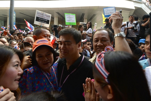 Ông Abhisit cùng những người biểu tình chống chính phủ tại Bangkok ngày 29/11. (Ảnh: AFP/TTXVN)
