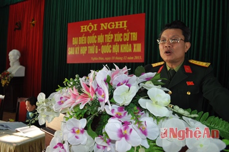 Đại biểu Quốc hội Nguyễn Sĩ Hội báo cáo với các cử tri Nghĩa Đàn