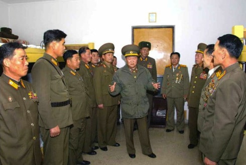 Tướng Choe Ryong-Hae.(giữa) hiện được coi là nhân vật số 2 tại Triều Tiên (Nguồn: Rodong Sinmun)