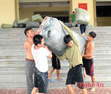 Lao động bốc vác  ở chợ Vinh. Ảnh: Hoàng Hảo