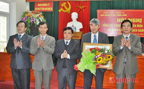 Được sự ủy quyền, đồng chí Huỳnh Thanh Điền - Phó Chủ tịch UBND tỉnh trao tặng Bằng khen của Thủ tướng Chính phủ cho Ban quản lý KKT Đông Nam.
