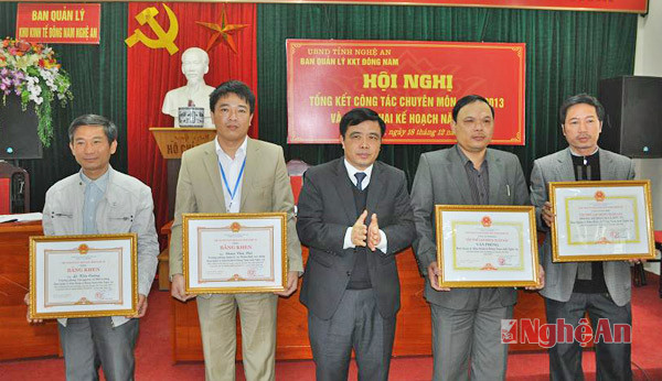 Đồng chí Huỳnh Thanh Điền tặng Bằng khen của UBND  tỉnh cho tập thể, cá nhân đạt thành tích xuất sắc.